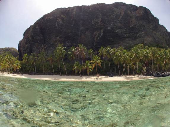 Águas transparentes e o enorme rochedo são as marcas registradas da Playa Frontón, perto de La Galera, na península de Samaná, litoral norte da República Dominicana